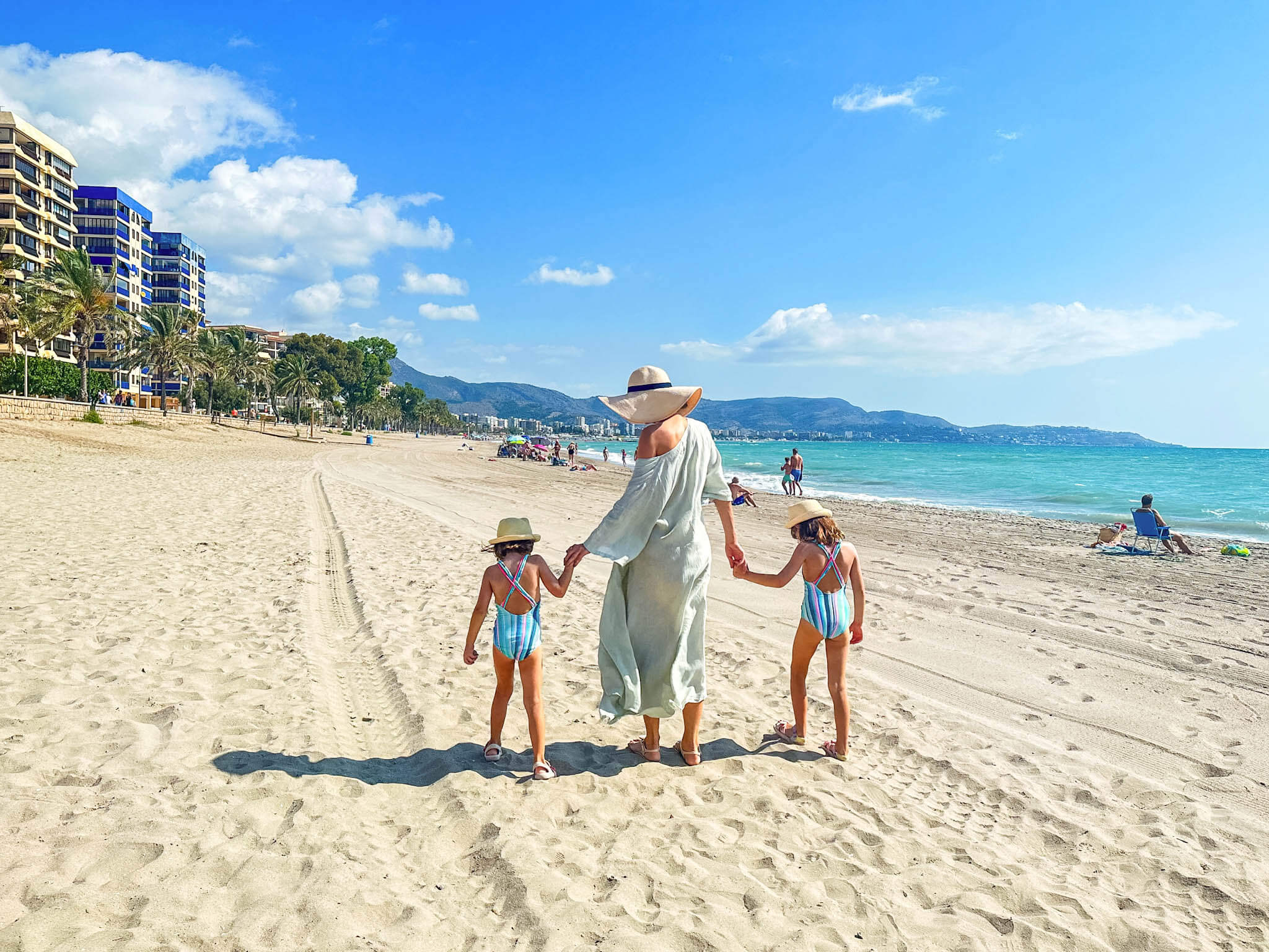 Po afron vikendi, dhe Sharr Travel po të kujton që Shqipëria… është veç një rezervim larg!☀️