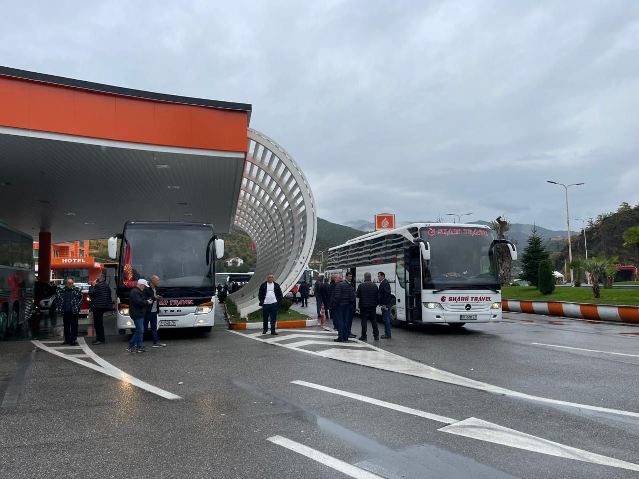 Qindra udhëtarë u nisën sot drejt Tiranës – Liria ka emër, drejtësi për çlirimtarët! 🇽🇰🇦🇱